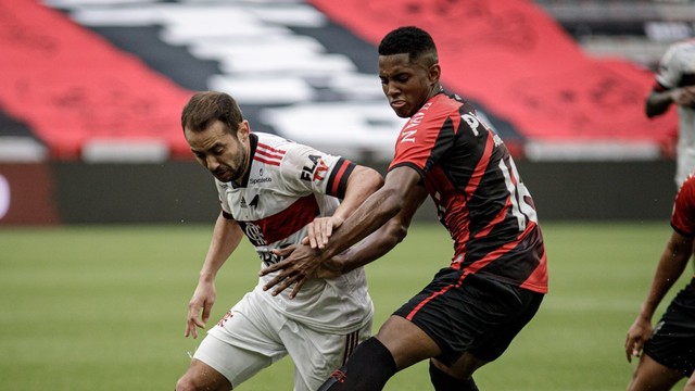 Everton Ribeiro, do Flamengo, é marcado por Abner, do Athletico